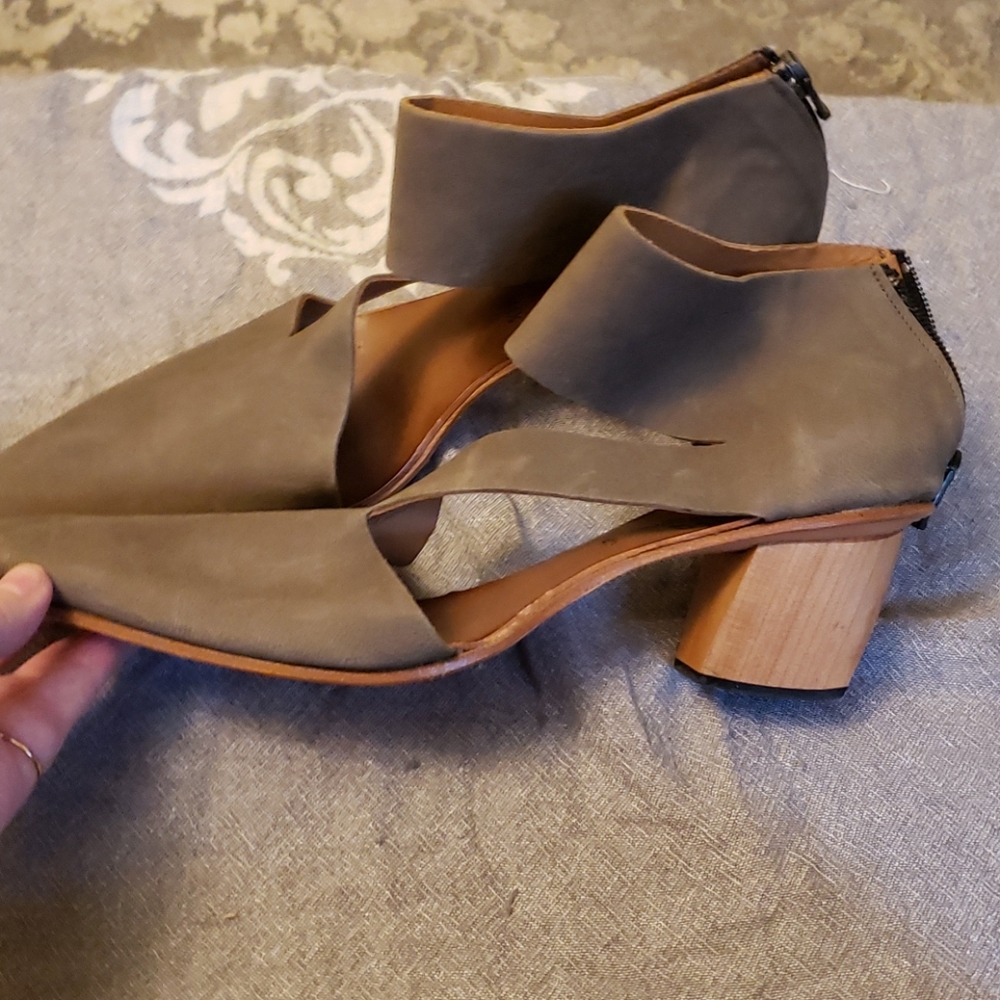 New Taupe Nubuck Cydwoq Heels, size 11M